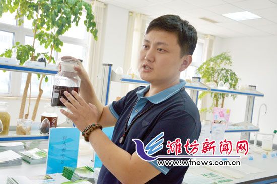 王曉凱正在介紹&ldquo;旱地寶&rdquo;的優(yōu)勢(shì)。